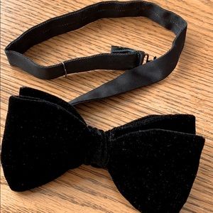 Black velvet double bow tie